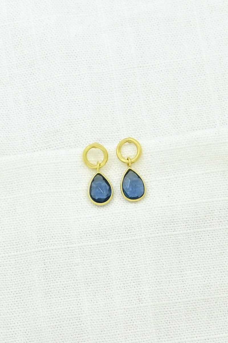 Schmuckoo - Pendientes Circle Post De Plata Chapada En Oro 925 - Iolita Azul - Joyeria - Schmuckoo